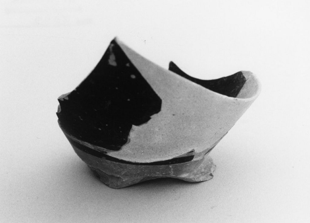 skyphos/ frammento - produzione magno-greca (sec. IV a.C)