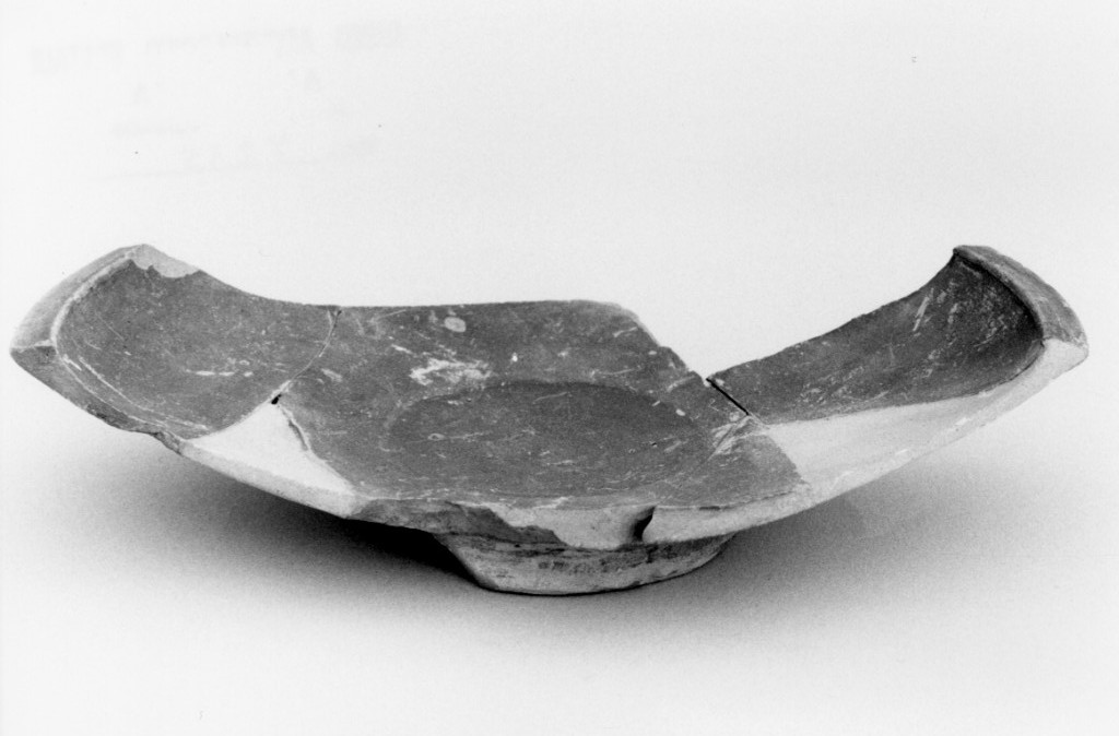 piatto - produzione apula (sec. IV a.C)