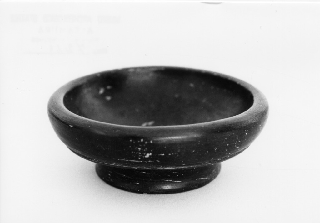 ciotola - ambito magno-greco (sec. IV a.C)