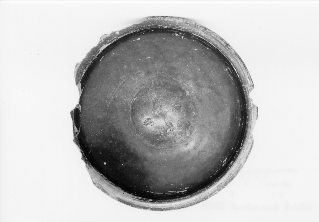 piatto - ambito magno-greco (sec. IV a.C)