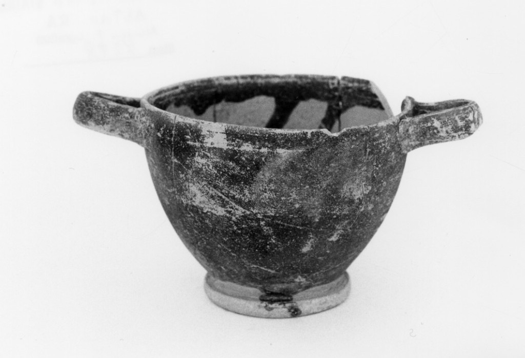 skyphos - produzione apula (sec. IV a.C)