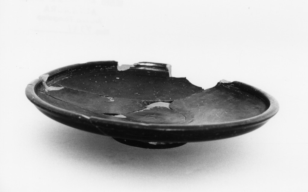 piatto - ambito magno-greco (sec. IV a.C)