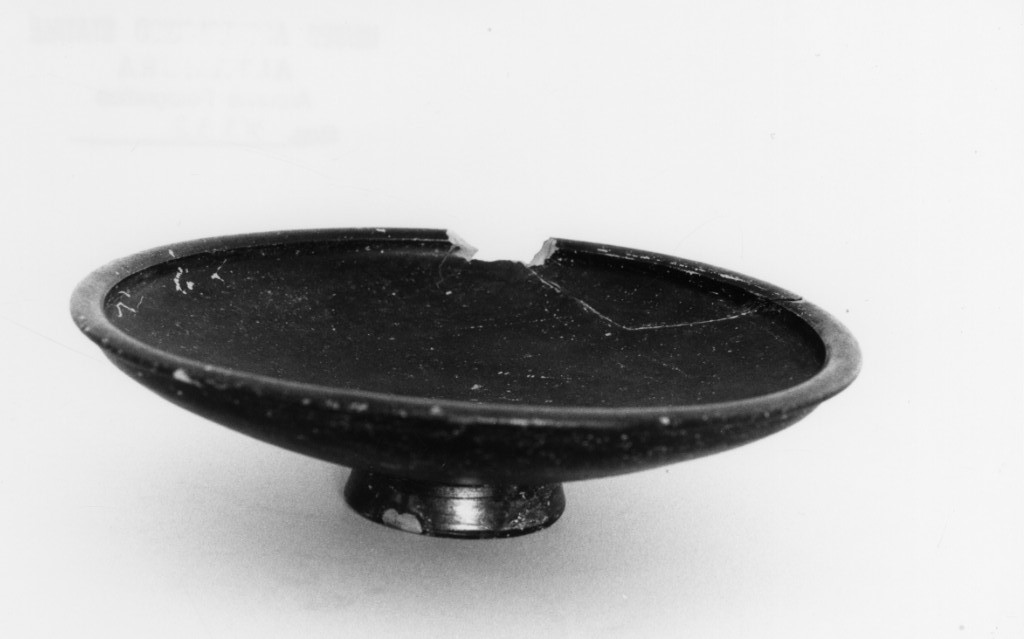 piatto - ambito magno-greco (sec. IV a.C)