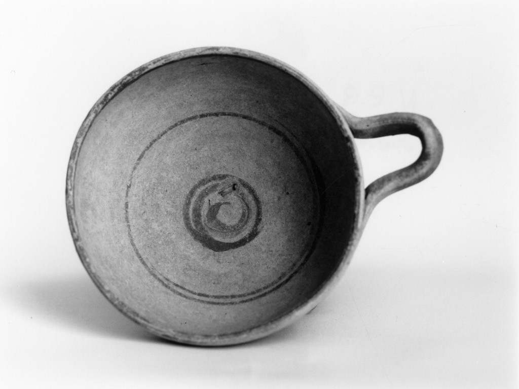 coppetta - produzione peucezia (prima metà sec. IV a.C)