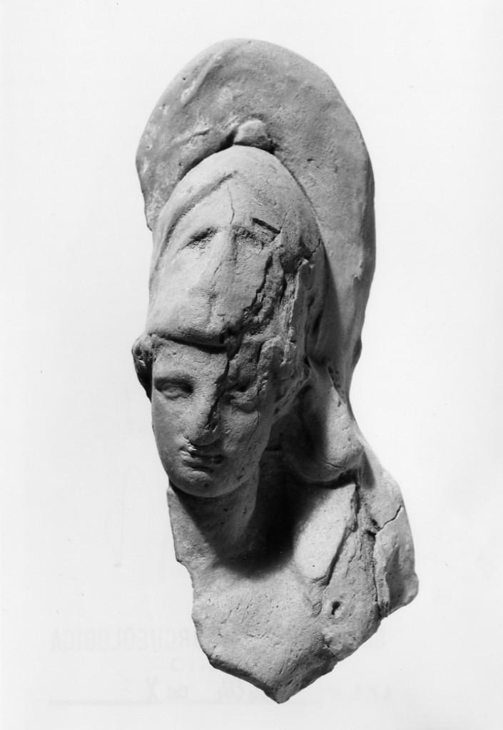 figura virile imberbe con elmo (terracotta figurata) - fabbrica locale (sec. IV a.C)