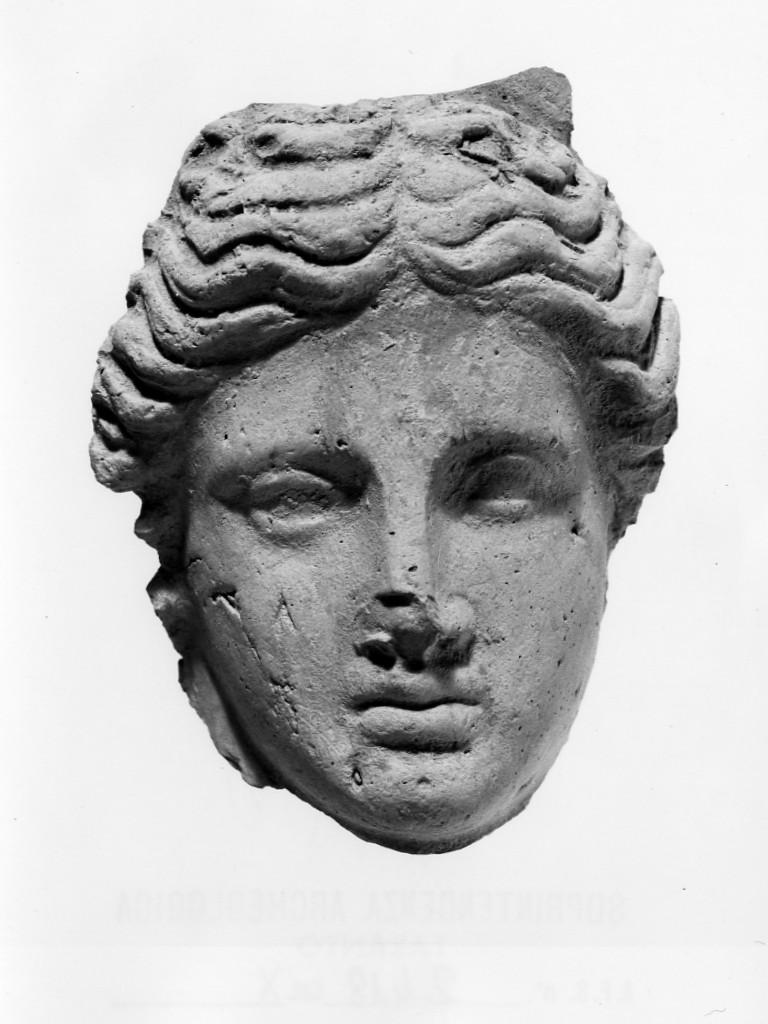 testa femminile - fabbrica locale (sec. IV a.C)