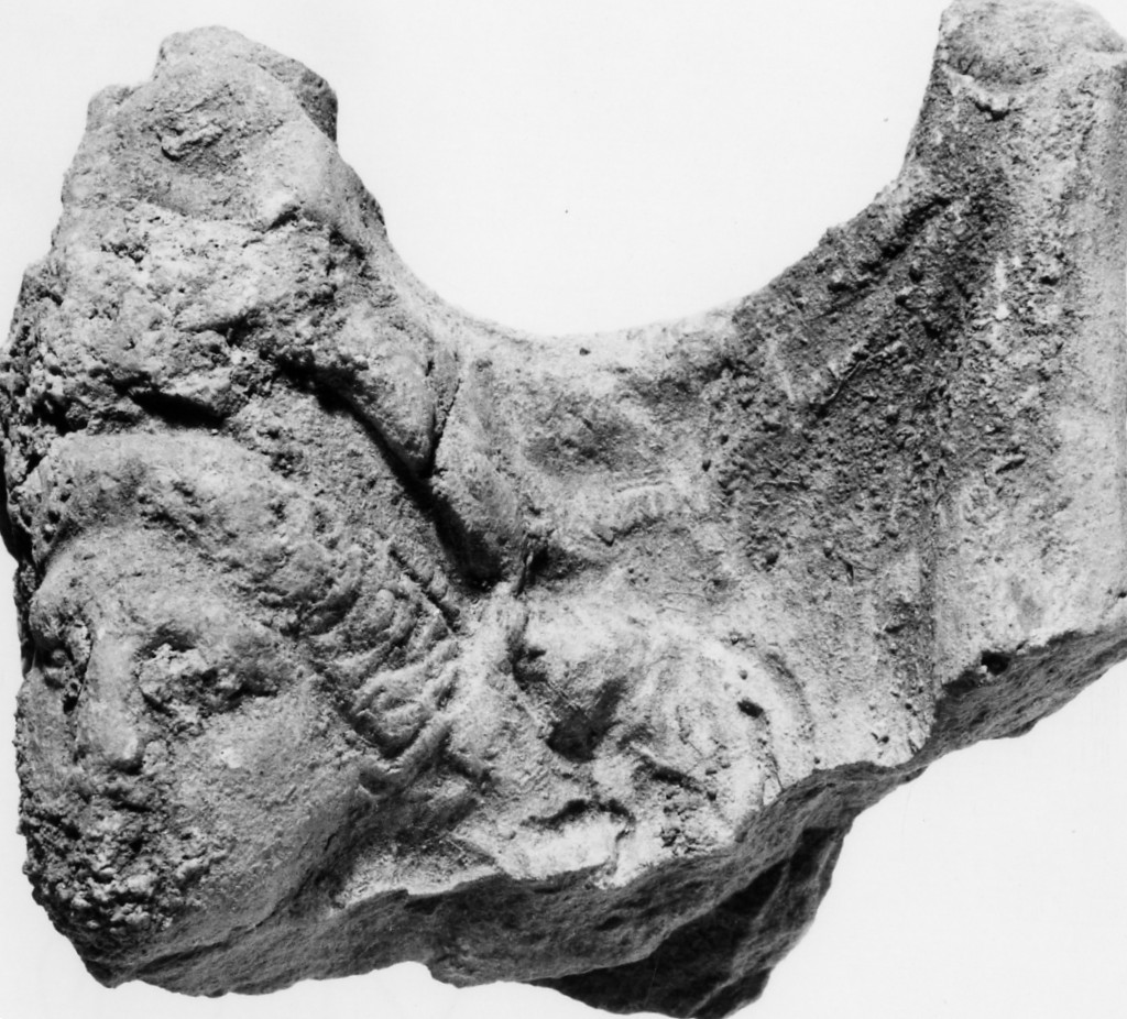 figura virile imberbe (terracotta figurata/ frammento) - fabbrica locale (sec. IV a.C)