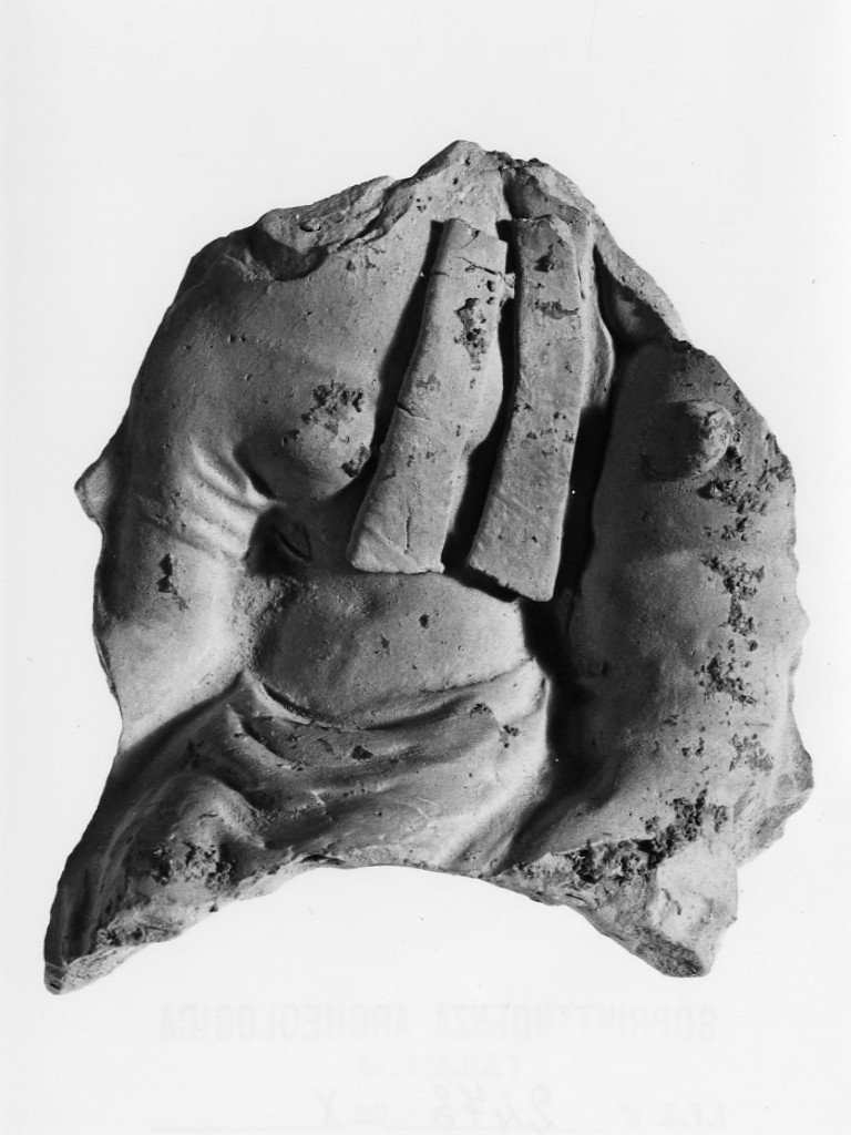 figura femminile (terracotta figurata/ frammento) - fabbrica locale (sec. IV a.C)