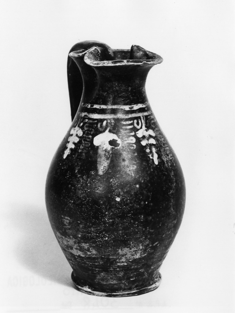 oinochoe a bocca trilobata - fabbrica apula (fine sec. IV a.C)