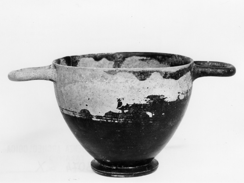 skyphos - fabbrica apula (inizio sec. IV a.C)