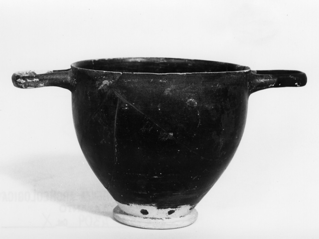 skyphos - fabbrica locale (sec. IV a.C)