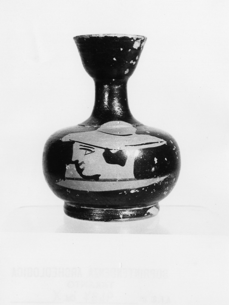 testa femminile (pelike) - produzione apula (seconda metà sec. IV a.C)