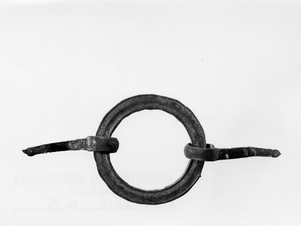 anello con due grappe - fabbrica locale (secc. I d.C.-II d.C)