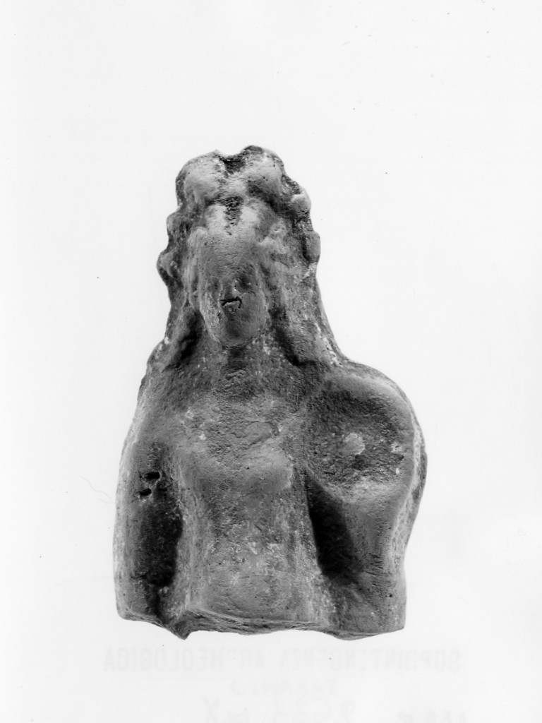 Polyboia (terracotta figurata, culto di Apollo-Hyakinthos) - fabbrica tarantina (secc. IV a.C.-III a.C)