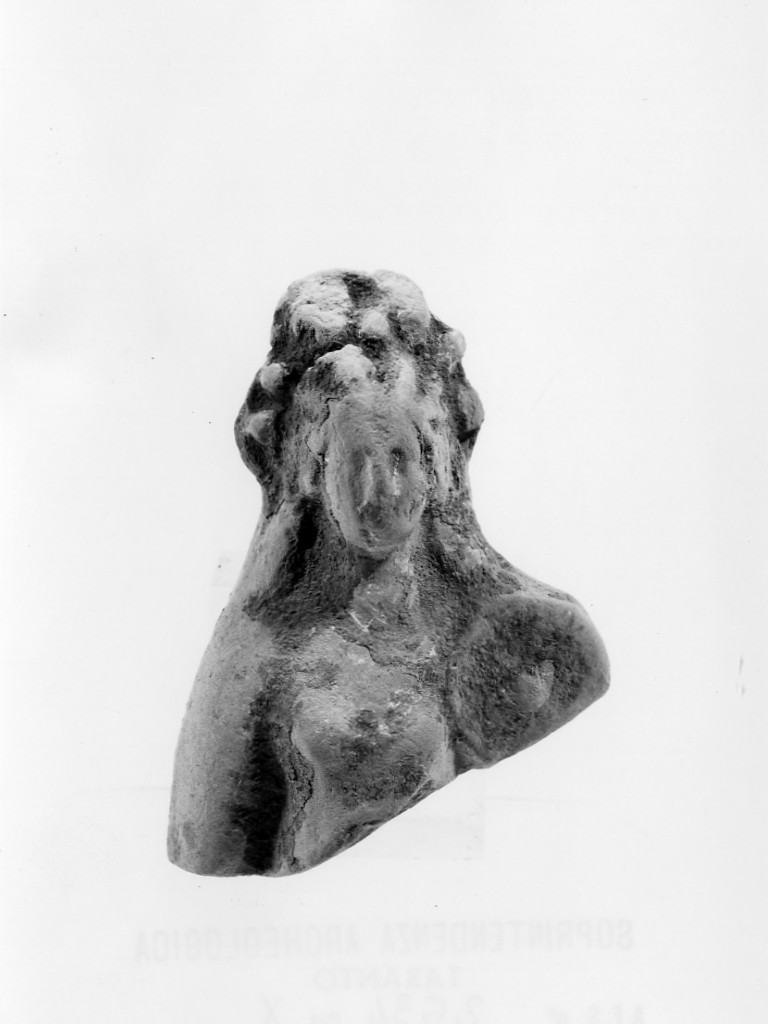 Polyboia (terracotta figurata, culto di Apollo-Hyakinthos) - fabbrica tarantina (secc. IV a.C.-III a.C)