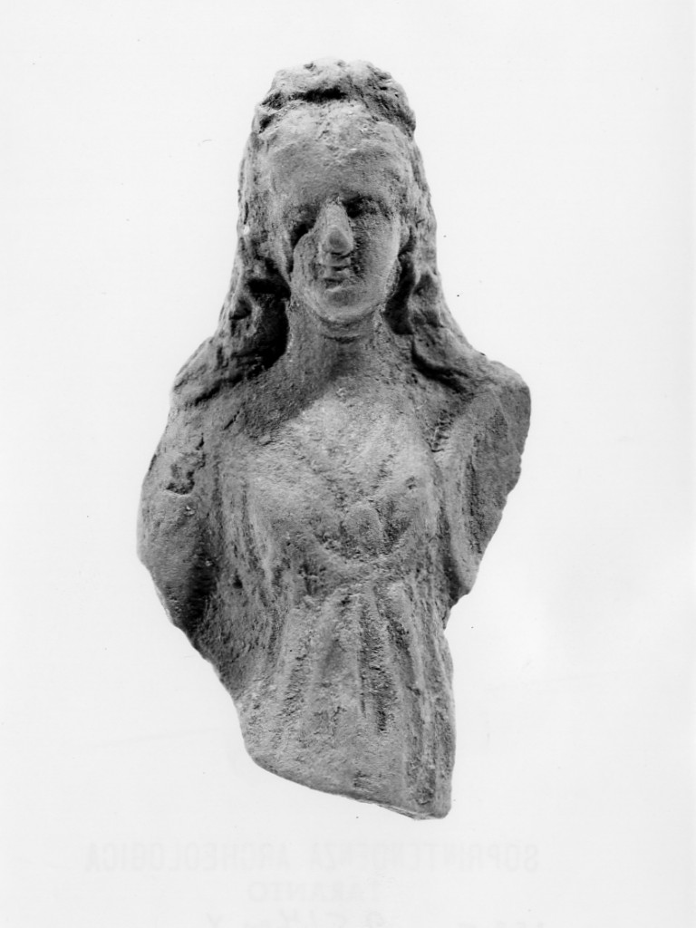 Polyboia (terracotta figurata, culto di Apollo-Hyakinthos) - fabbrica tarantina (secc. IV a.C.-III a.C)