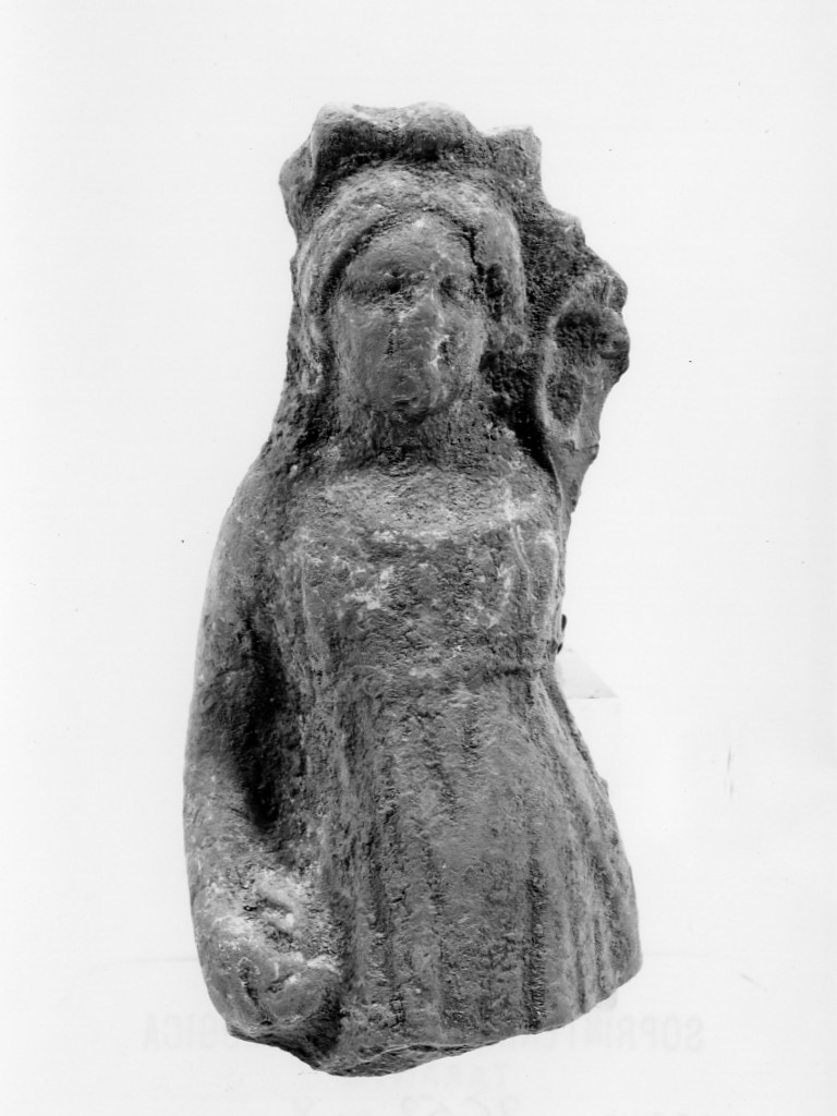 Polyboia (terracotta figurata, culto di Apollo-Hyakinthos) - fabbrica tarantina (secc. IV a.C.-III a.C)