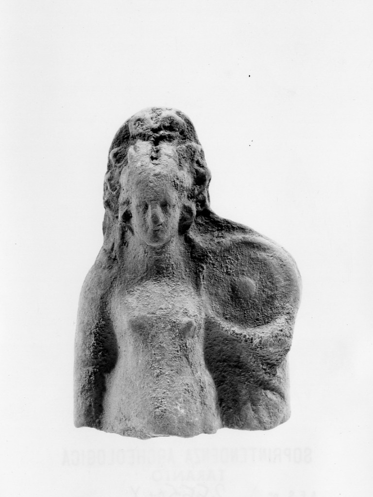 Polyboia (terracotta figurata, culto di Apollo-Hyakinthos) - fabbrica tarantina (secc. IV a.C.-III a.C)