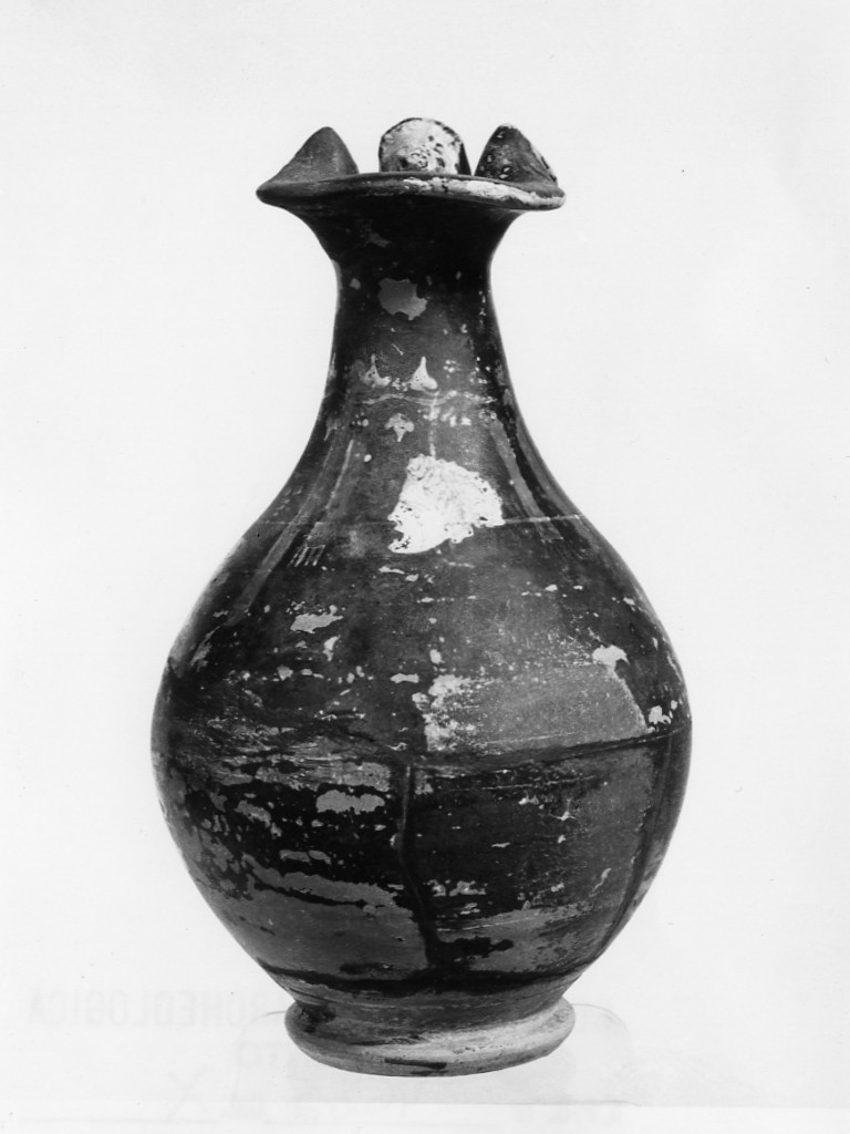 oinochoe a bocca trilobata - fabbrica apula, vicina al "Konnakis group (Ic)" (seconda metà sec. IV a.C)