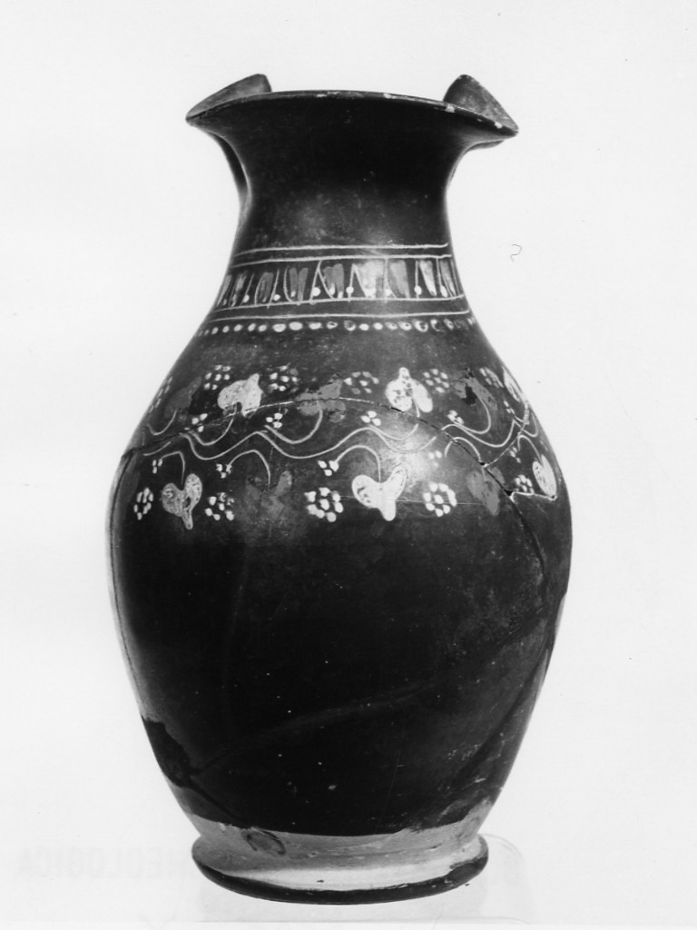 oinochoe a bocca trilobata - produzione apula, vicina al "Konnakis group (Ic)" (seconda metà sec. IV a.C)
