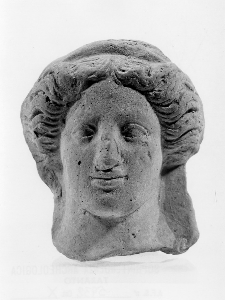 figura femminile (terracotta figurata) - fabbrica tarantina (inizio sec. V a.C)