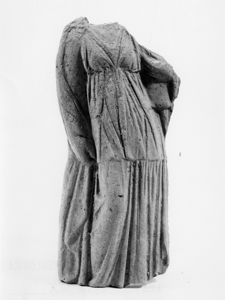Polyboia (terracotta figurata, culto di Apollo-Hyakinthos) - fabbrica tarantina (secc. IV a.C.-III a.C)