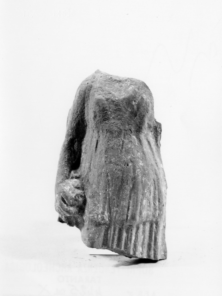 Polyboia (terracotta figurata, culto di Apollo-Hyakinthos) - fabbrica tarantina (secc. IV a.C.-III a.C)