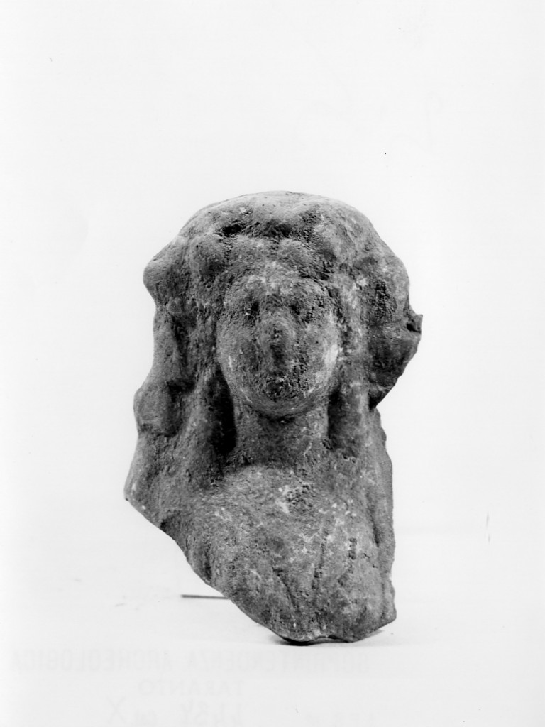 Polyboia (terracotta figurata, culto di Apollo-Hyakinthos) - fabbrica tarantina (secc. IV a.C.-III a.C)