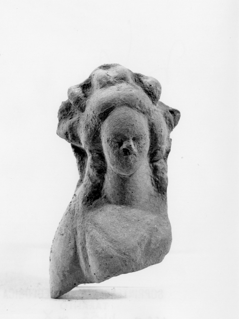 Polyboia (terracotta figurata, culto di Apollo-Hyakinthos) - fabbrica tarantina (secc. IV a.C.-III a.C)