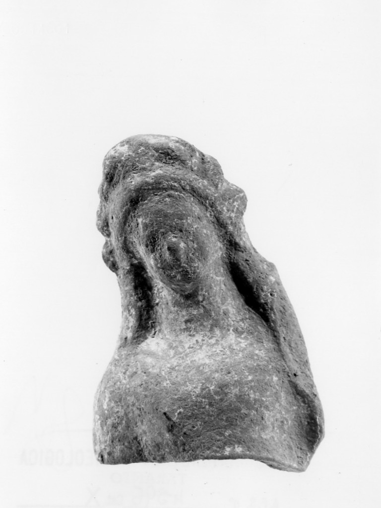 Polyboia (terracotta figurata, culto di Apollo-Hyakinthos) - fabbrica tarantina (secc. IV a.C.-III a.C)