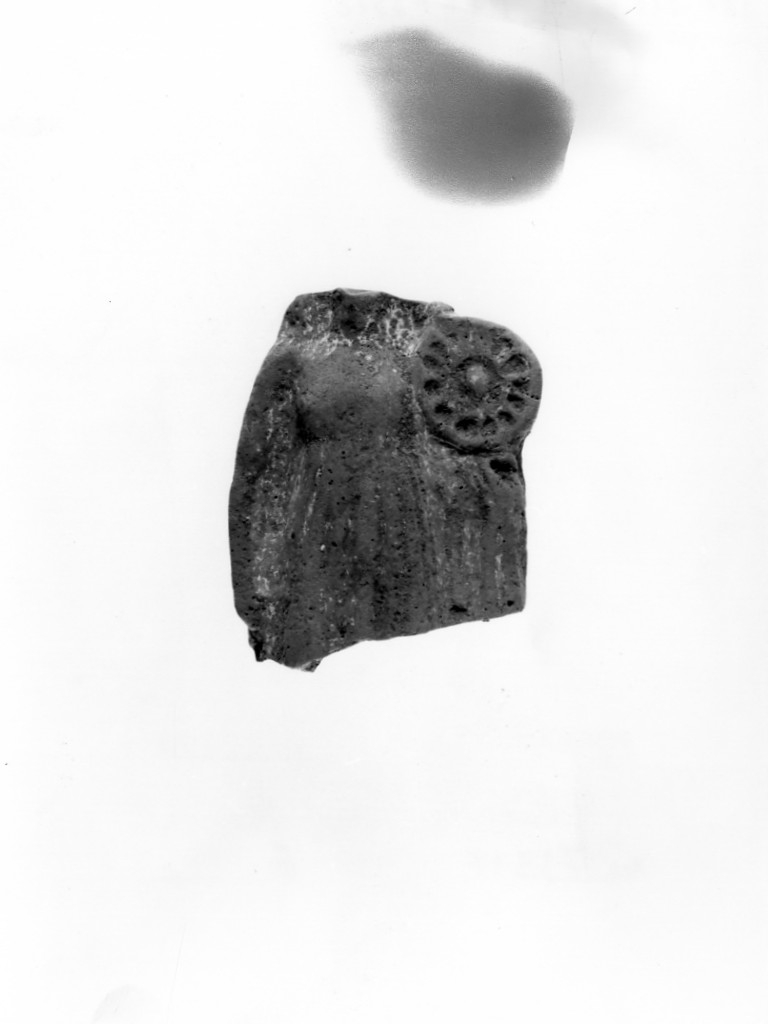 Polyboia (terracotta figurata/ frammento, culto di Apollo-Hyakinthos) - fabbrica tarantina (secc. IV a.C.-III a.C)