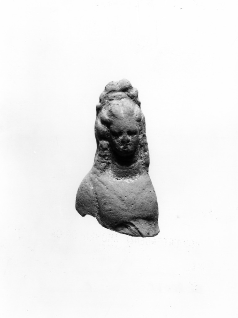 Polyboia (terracotta figurata/ frammento, culto di Apollo-Hyakinthos) - fabbrica tarantina (secc. IV a.C.-III a.C)