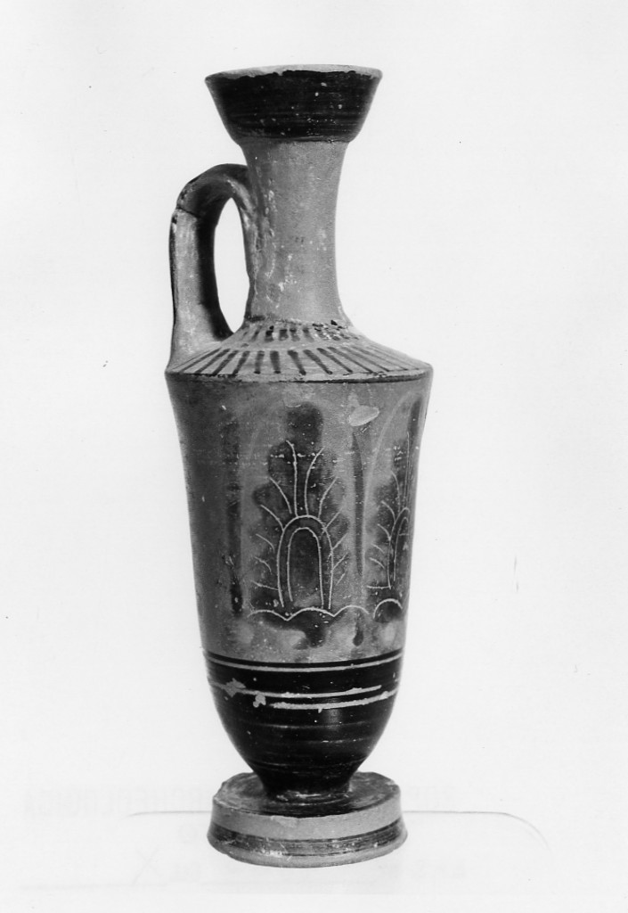 lekythos - officina del Pittore della Megera (sec. V a.C)