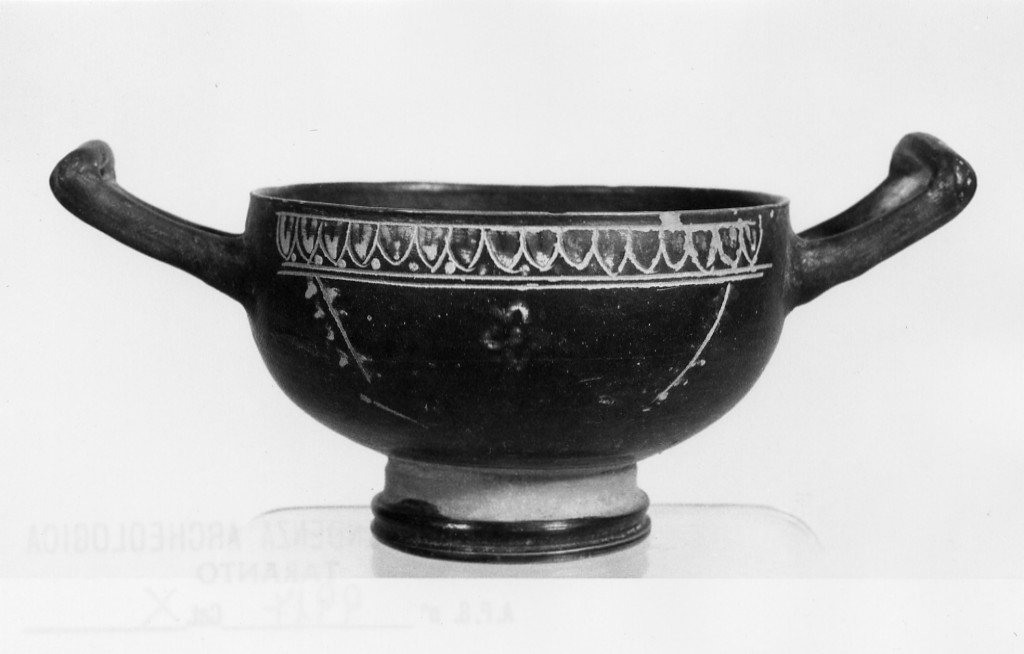 tazza - produzione tarantina (ultimo quarto sec. IV a.C)