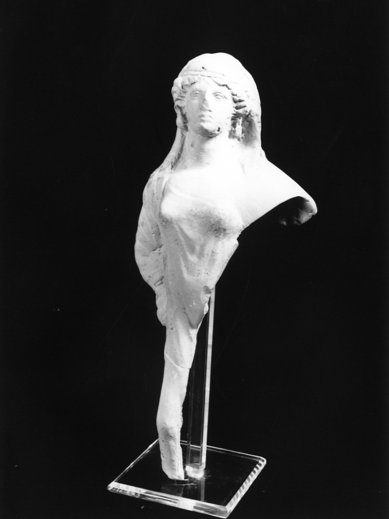 figura femminile stante (statuetta) - officina tarantina (metà sec. IV a.C)