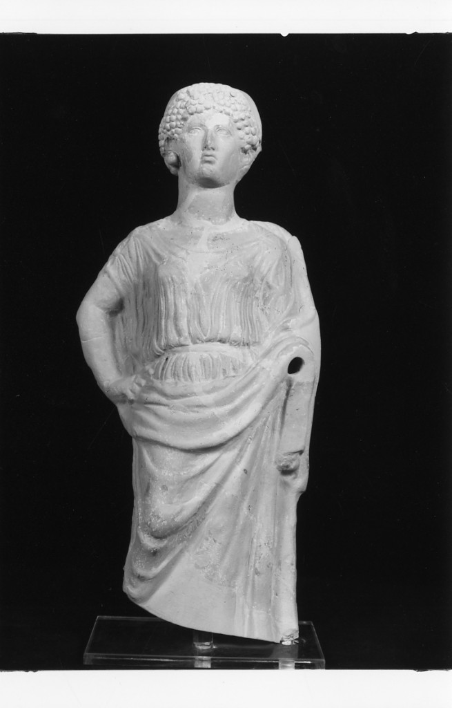 figura femminile stante (terracotta figurata) - officina tarantina (inizio sec. IV a.C)