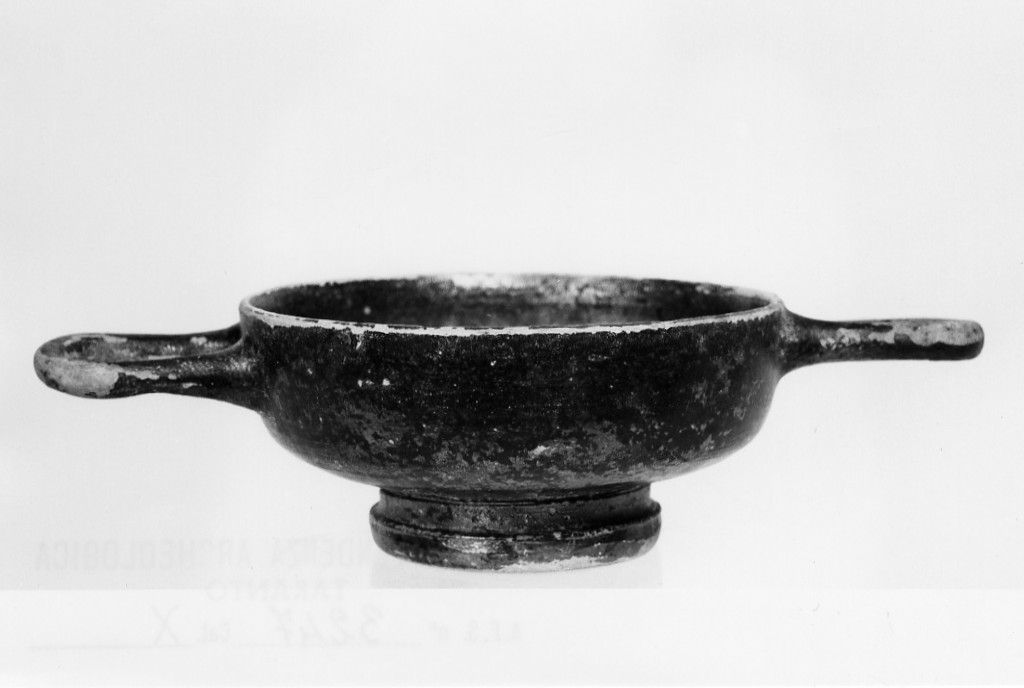 tazza - fabbrica tarantina (fine sec. IV a.C)