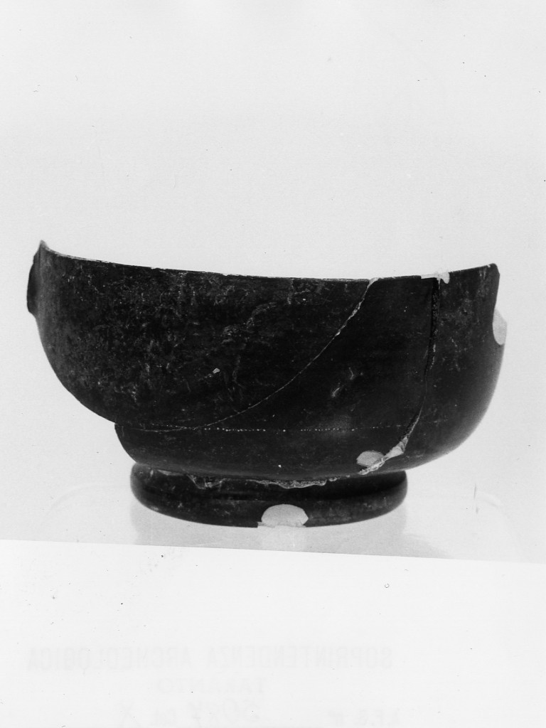 tazza - fabbrica tarantina (sec. IV a.C)