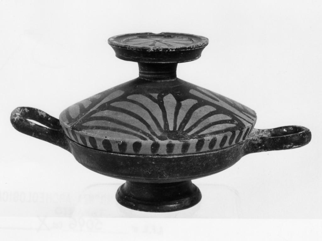lekane con coperchio - fabbrica tarantina (sec. IV a.C)