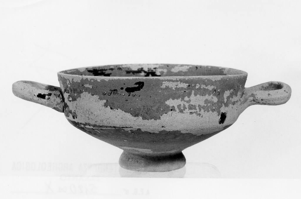 tazza - fabbrica apula (primo quarto sec. III a.C)