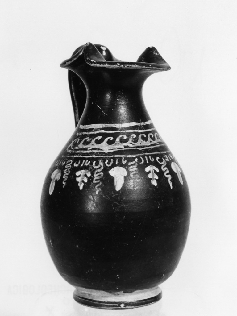 oinochoe a bocca trilobata - fabbrica tarantina (fine sec. IV a.C)