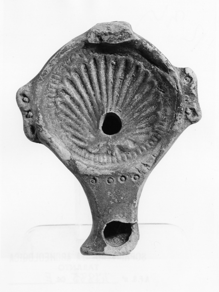 lucerna monolicne, Deneauve, tipo III - fabbrica locale (fine sec. I a.C)
