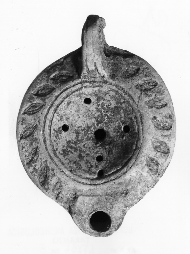 lucerna monolicne, Deneauve, tipo VII A - fabbrica dell'Italia meridionale (metà/ metà secc. I d.C.-II d.C)