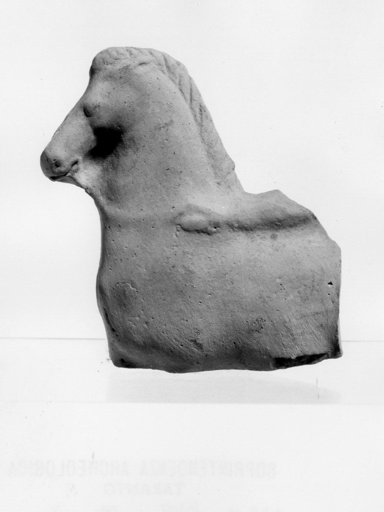 Dioscuro stante presso cavallo (terracotta figurata) - fabbrica tarantina (secc. IV a.C.-III a.C)