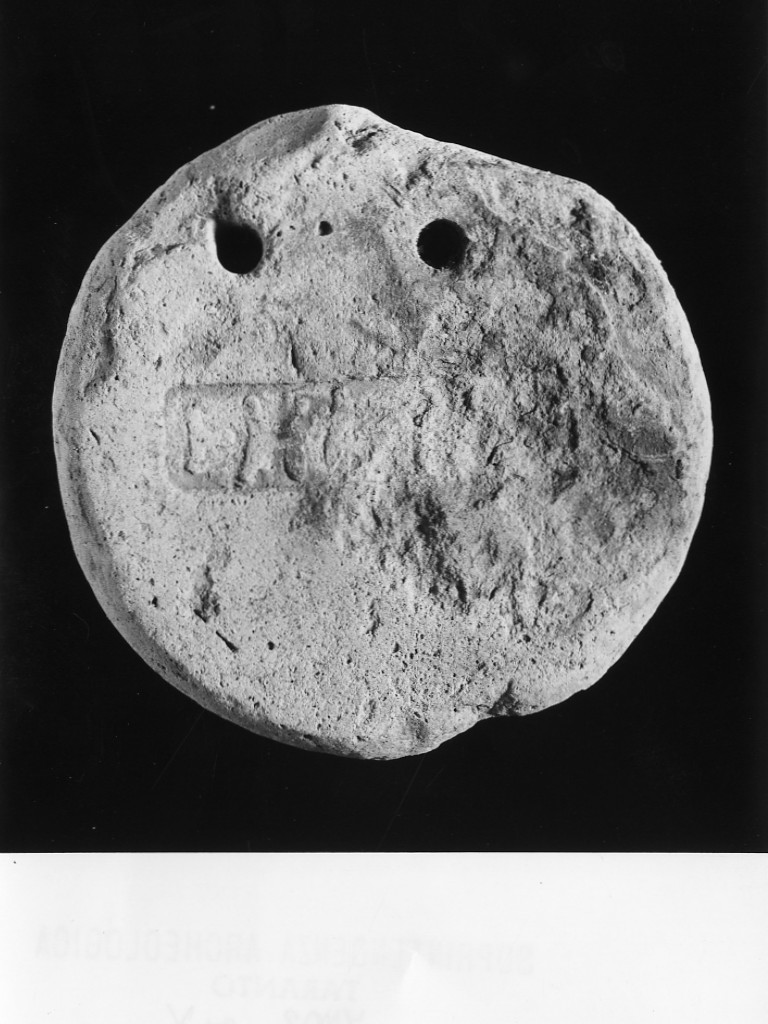 oscillum con iscrizione - fabbrica tarantina (secc. IV a.C.-III a.C)