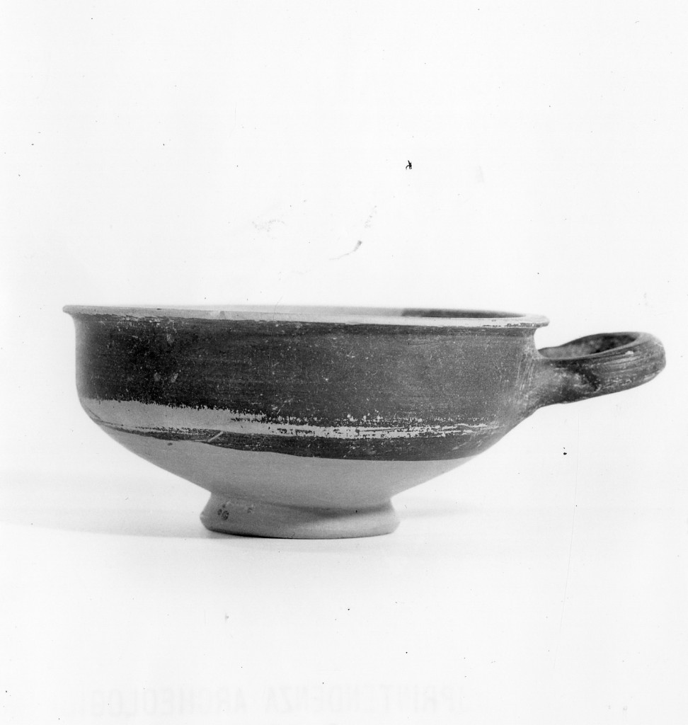 coppetta - fabbrica apula (seconda metà sec. IV a.C)