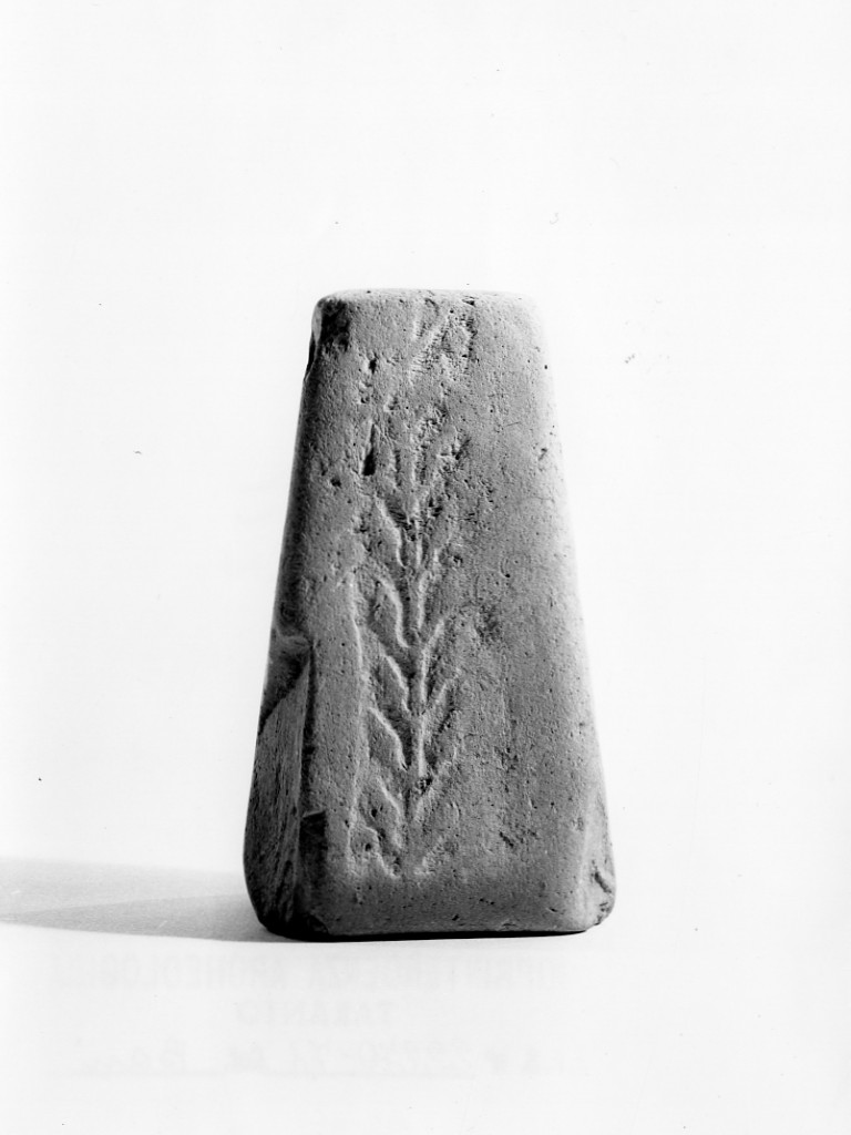 elemento a forma piramidale - fabbrica locale (sec. IV a.C)