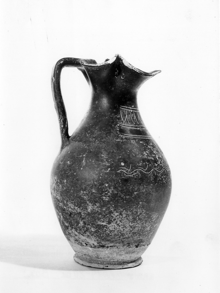 oinochoe a bocca trilobata - ceramica tipo Gnathia (seconda metà sec. IV a.C)