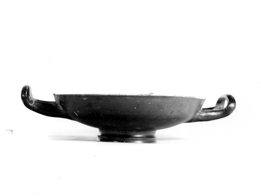 kylix - fabbrica apula (seconda metà sec. IV a.C)