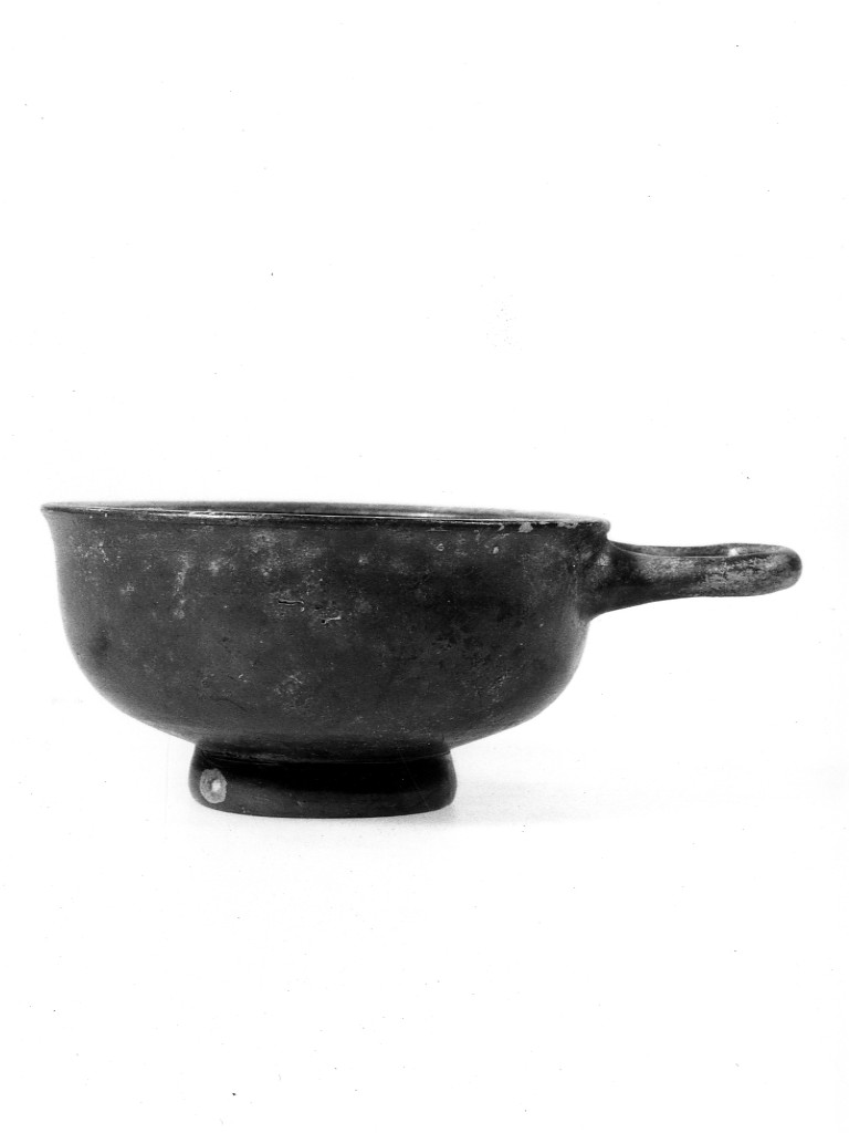 tazza - fabbrica apula (seconda metà sec. IV a.C)